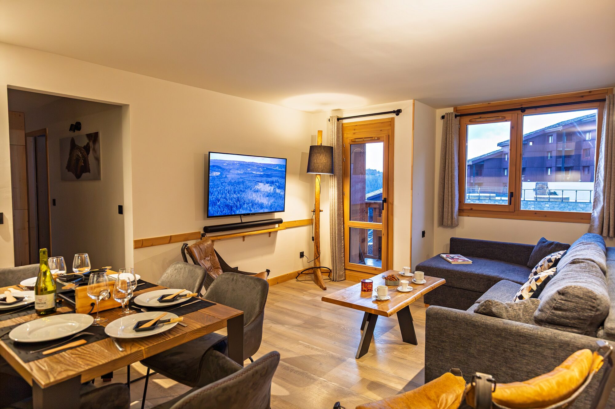 Le séjour lumineux du Cocon Alpin, vue sur les sommets